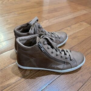 Taos Women's Union Sneaker tan size 9